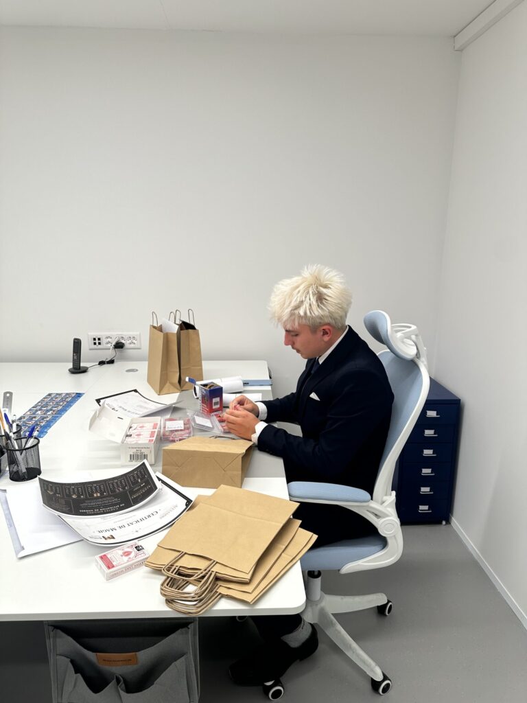 Maé le Magicien en costume pendant une prestation